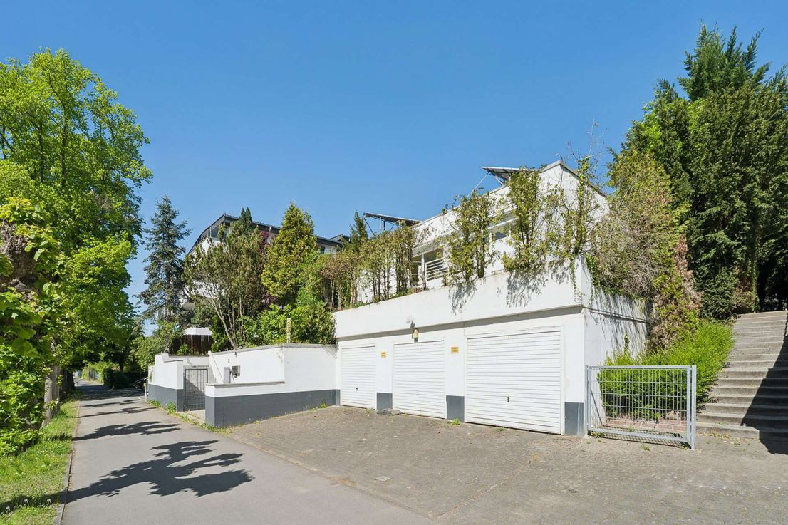 Traumhaftes Dreifamilienhaus in direkter Rheinlage mit Ausbaureserve