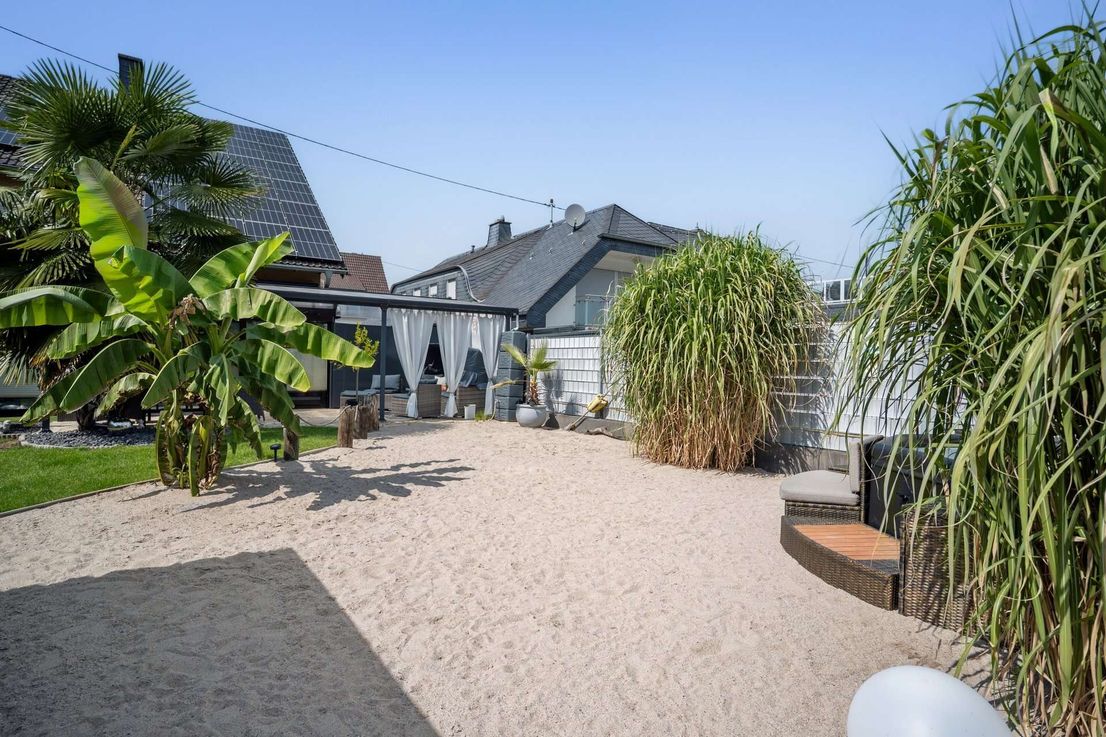 Zukunftssicheres Einfamilienhaus mit PV-Anlage, Garage und einzigartigem Garten in Weißenthurm
