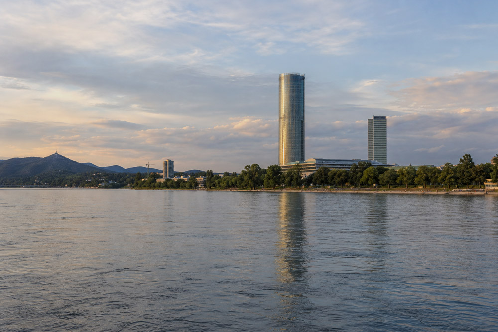 Blick &uuml;ber den Rhein auf den Post Tower und die Bonner Rheinaue